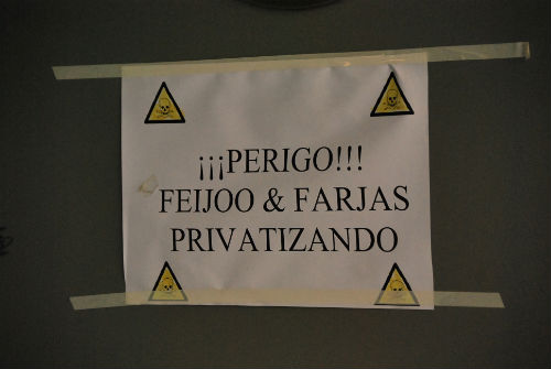 Uno de los carteles colocados por la Plataforma en el exterior del Hospital Xeral