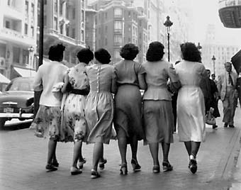 Una imagen tomada por Catalá-Roca en 1953 en la Gran Vía madrileña. Una imagen tomada por Catalá-Roca en 1953 en la Gran Vía madrileña.