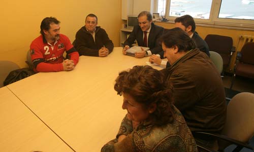 chema-y-alfageme Los representantes del Comité de Empresa con el portavoz del PP, Chema Figueroa, esta mañana en el Concello