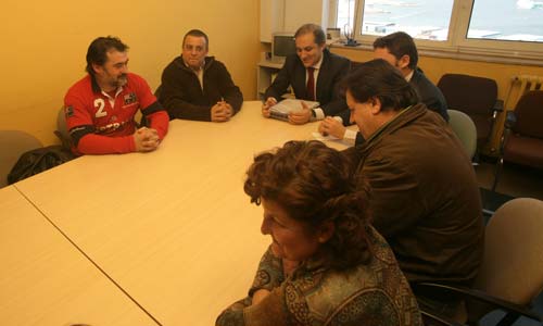 Los representantes del Comité de Empresa con el portavoz del PP, Chema Figueroa, esta mañana en el Concello