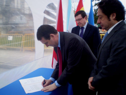 Firma parking Areal/ Tresyuno Comunicación El alcalde y el consejero de Eloymar durante la firma de las obras del parking de Areal