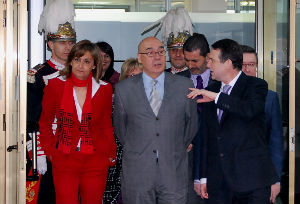 La portavoz socialista en el Senado, Carmela Silva, Javier Rojo y Caballero, entrando en la Alcaldía