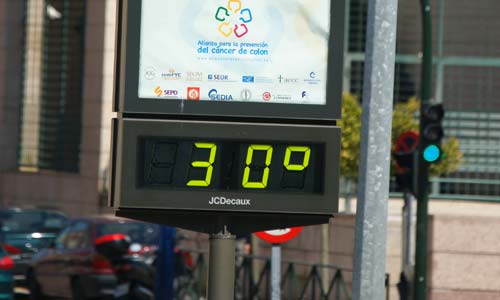 Algunos termómetros marcaban más de 30 grados. Algunos termómetros marcaban más de 30 grados.