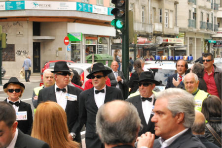 Un grupo de Afectados de la PLISAN dejándose ver el viernes durante un acto de Feijóo en Vigo