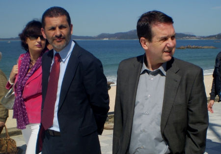 Caballero en Samil El alcalde, sin corbata, paseando por Samil esta mañana