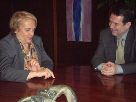 La presidenta de Cruz Roja y el alcalde, esta mañana