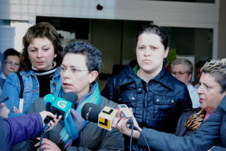 Los familiares de los enfermos que quedan en el Hospital de la Cruz Roja aseguran que sólo los sacarán de él por la fuerza