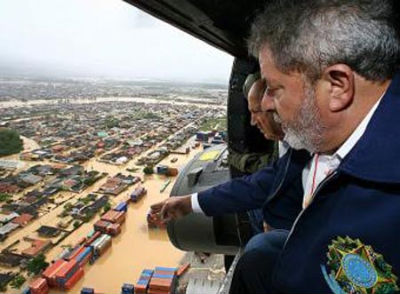 El presidente de Brasil, Lula da Silva, sobrevuela las zonas más afectadas, acompañado por el gobernador de Río de Janeiro