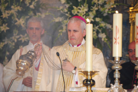El nuevo obispo durante la celebración de la misa, esta tarde en la Colegiata