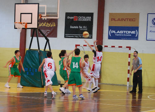 baloncesto/Tresyuno Comunicación Juan Albaladejo, uno de los mejores jugadores de la ciudad, tirando a canasta
