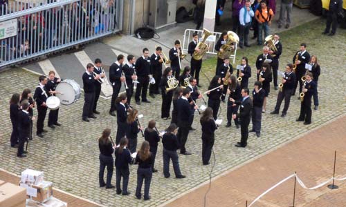 Una banda de música tocó durante la salida del Grand Voyager del Puerto/Tresyuno Comunicación