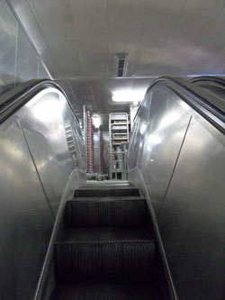 Los dos pisos de la cocina están conectados con escaleras mecánicas.