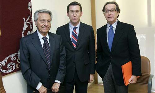 Los máximos responsables de las cajas, Julio Fernández Gayoso y José Luis Méndez, junto al presidente de la Xunta. Los máximos responsables de las cajas, Julio Fernández Gayoso y José Luis Méndez, junto al presidente de la Xunta.