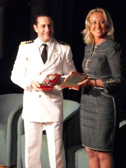 metopa/Tresyuno Comunicación La presidenta del Puerto entregauna metopa de recuerdo al capitán del Gran Voyager