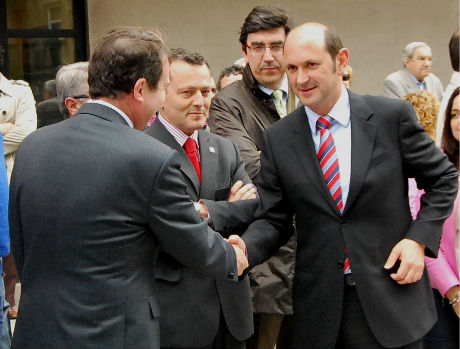 El alcalde y el presidente de la Diputación se saludan en un acto en Vigo