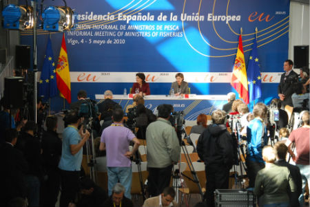 La comisaria Damanakis y la ministra Espinosa, en la rueda de prensa posterior al Consejo, esta mañana en el Museo do Mar de Vigo