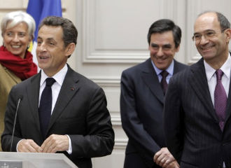 Sarkozy e o ministro de Traballo,Eric Woerth (con gafas)