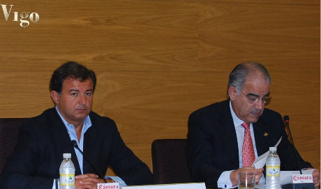 El conselleiro Guerra y el presidente de la Cámara de Comercio de Vigo, José García Costas, hoy