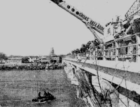 Río Órbigo Imagen de las labores de reflotamiento del autobús que se precipito al Órbigo en 1979