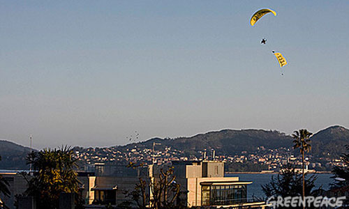 Dos activistas se lanzaron en paramotor sobre el Museo del Mar.