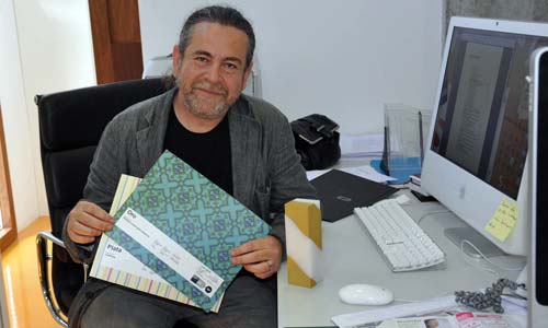 O director da Área de Imaxe, Fernando Suárez, cos premios.