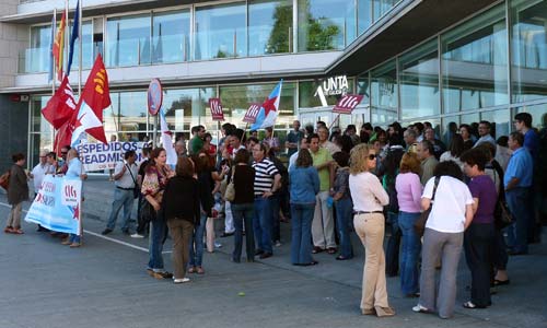 Una de las concentraciones, delante de delegación de la Xunta en Vigo. Una de las concentraciones, delante de delegación de la Xunta en Vigo.