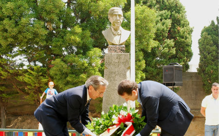 El consul de Argentina y el alcalde de Vigo depositan una corona de flores ante el busto de Carlos Gardel