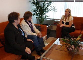 Lucía Molares con las representantes de la Asociación de Caridade Santiago Apóstol