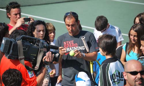 Costa, firmando autógrafos en las pistas de Samil.