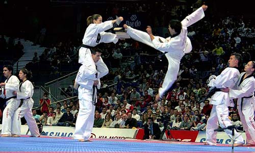 Samuel Meilán, haciendo un Dollyo Chagui. Foto: mastaekwondo.com