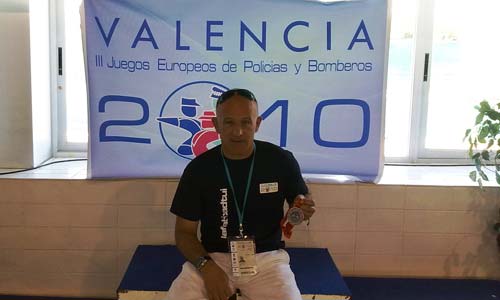 El policía tudense, Avelino Martínez, con las medallas.