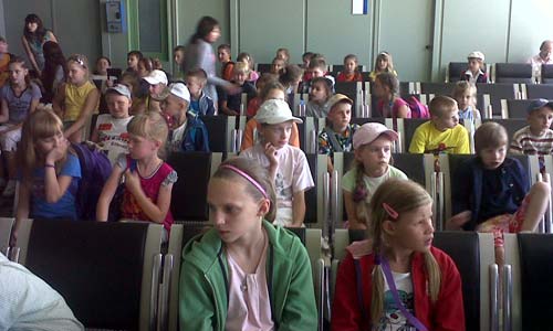 Los 66 niños, a su llegada al aeropuerto de Lavacolla.