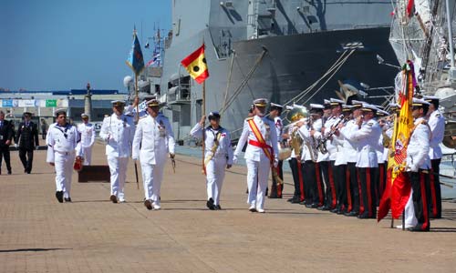 El vicealmirante Santiago Bolívar, pasando revista.