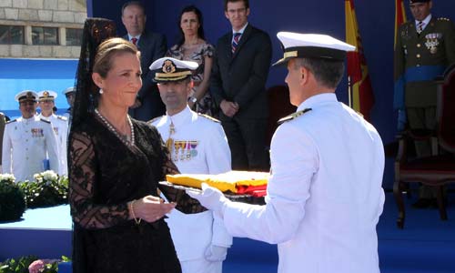 La Infanta Elena entregando la bandera que ondeará en la fragata Méndez Núñez. Foto: Xoán Crespo.