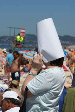 Los diseñadores de sombreros tenían una dura competencia. Los diseñadores de sombreros tenían una dura competencia.