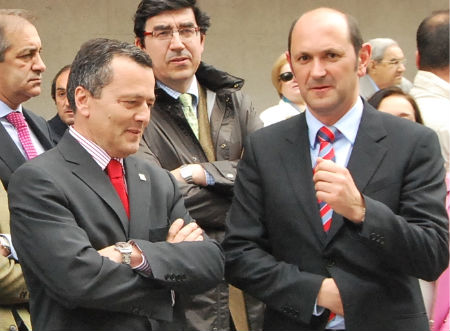 El conselleiro Hernández y el presidente de la Diputación, Rafael Louzán, en un acto en Vigo