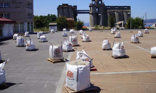 El más de medio centenar de sacos de arena que harán de contrapeso a la estructura del Carpaclown.