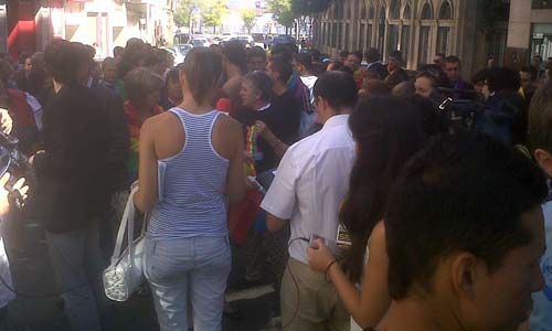 Un centenar de personas se concentró hoy a las puertas de la casa de la calle Oporto.