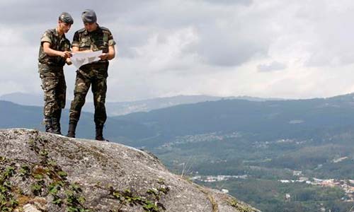 Militares patrullando por los montes gallegos. Imagen: Telecinco.