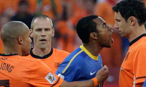 El enfrentamiento entre Robinho y Van Bommel.