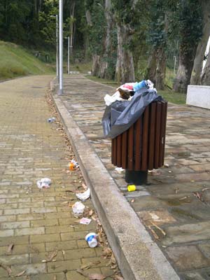 El nuevo paseo de A Guía, lleno de basura. Foto: Rodrigo D.