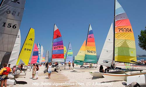 Una de las ediciones anteriores del Raid Rías Baixas de Catamaranes. Foto: www.vigoenfotos.com (J. Albertos)