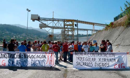 La protesta realizada esta mañana en la entrada a las obras en Redondela. Foto: CIG.