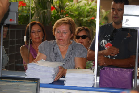 Miembros de la Asociación entregando las 8.407 firmas en el registro del Concello, hoy