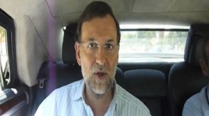 rajoy_1 Imagen del videoblog del líder popular, 'Rajoy en acción', en la que se le ve sin el cinturón de seguridad