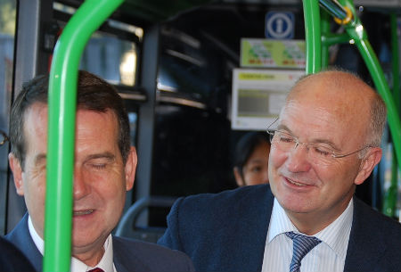 O alcalde e o concelleiro de Mobilidade disfrutan viaxando en autobús