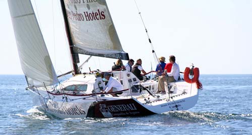 El Dom Pedro Hotels durante la regata. El Dom Pedro Hotels durante la regata.