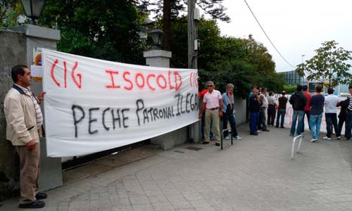 Los trabajadores llevaron la protesta a las puertas de la casa del propietario, en Vigo.