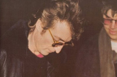 Lennon firma un autógrafo a Chapman minutos antes de que este lo asesinase