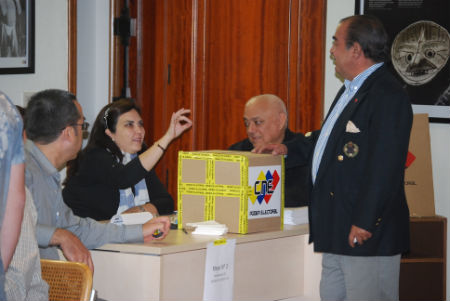 Votación en el Consulado de Venezuela en Vigo/Tresyuno Comunicación